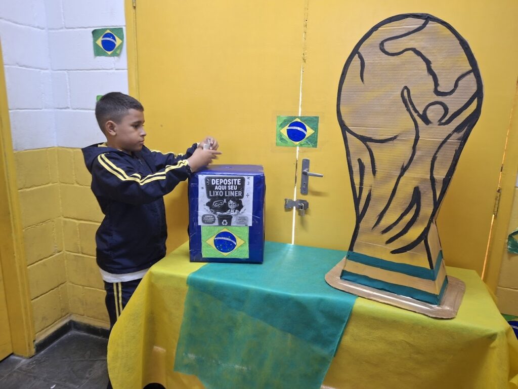 São Vicente ensina a reciclar figurinhas da Copa