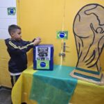 São Vicente ensina a reciclar figurinhas da Copa