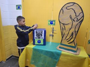 São Vicente ensina a reciclar figurinhas da Copa