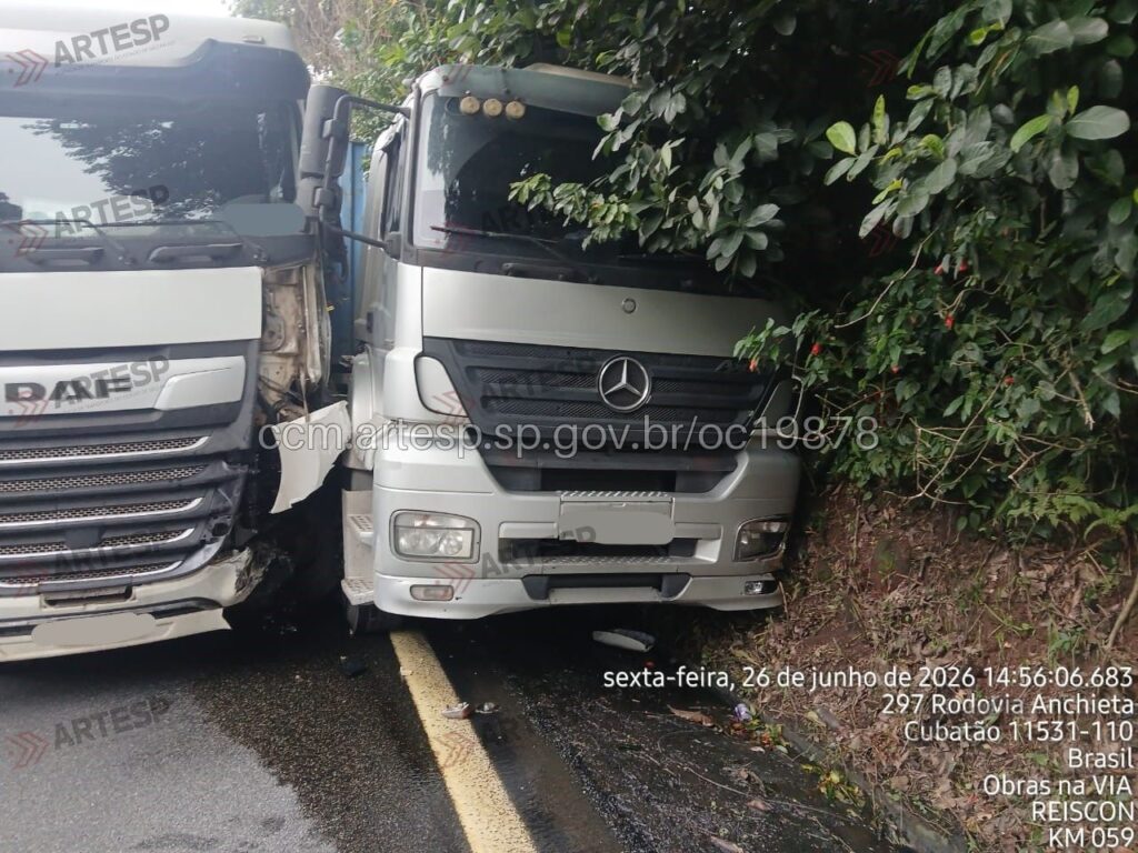 Três carretas colidem em acidente na Anchieta