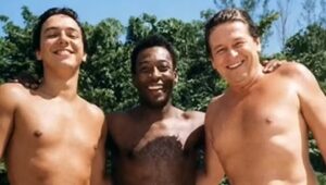De sunga: Boni compartilha foto com Pelé e fala sobre amizade