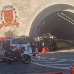 Carreta tomba na entrada do túnel e bloqueia trânsito em Santos