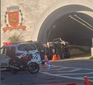 Carreta tomba na entrada do túnel e bloqueia trânsito em Santos