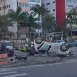 Carro capota e derruba poste semafórico no Canal 2