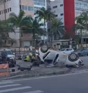 Carro capota e derruba poste semafórico no Canal 2