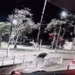 Veja momento em que carro cai no Canal 5, em Santos