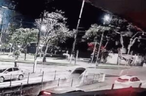 Veja momento em que carro cai no Canal 5, em Santos