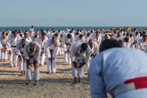 “Grande treino” na praia celebra Dia do Carateca