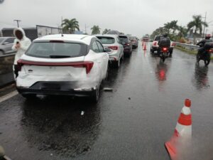 Engavetamento envolve sete carros na Via Expressa Sul
