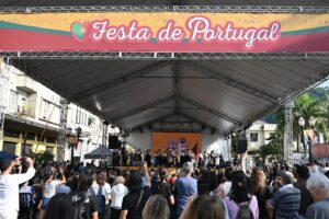 Festa de Portugal atrai multidão para o Centro de Santos