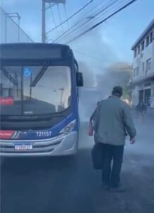 Com falha elétrica, ônibus tem princípio de incêndio
