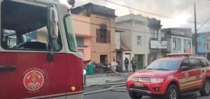 Fogo atinge imóvel no Macuco e complica trânsito na região