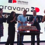 Na cidade de Pelé, Tarcísio comemora aniversário com bolo do Flamengo