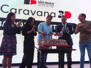 Na cidade de Pelé, Tarcísio comemora aniversário com bolo do Flamengo