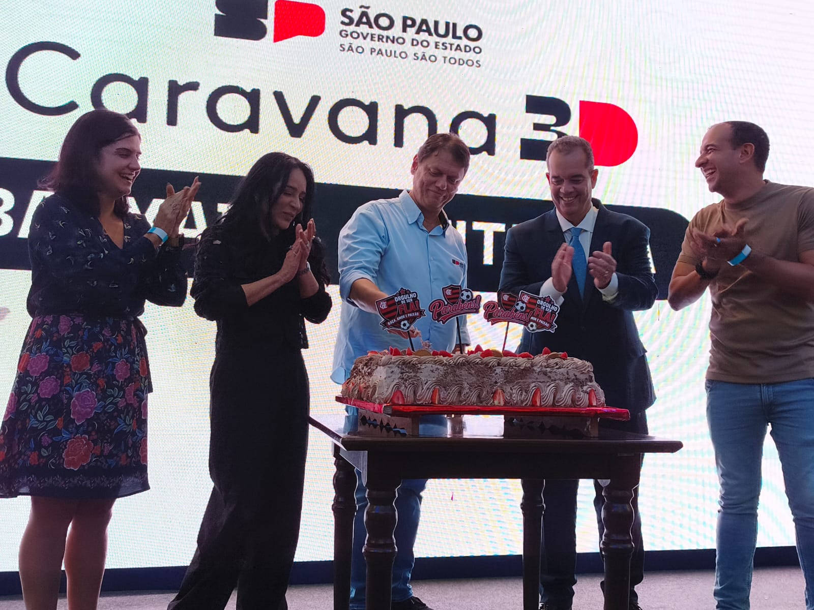 Na cidade de Pelé, Tarcísio comemora aniversário com bolo do Flamengo | Jornal da Orla