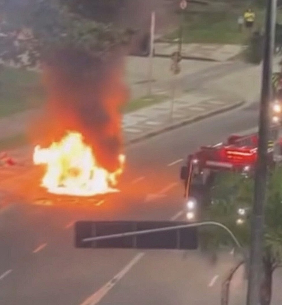 Carro pega fogo e mobiliza população e Bombeiros no Gonzaga | Jornal da Orla