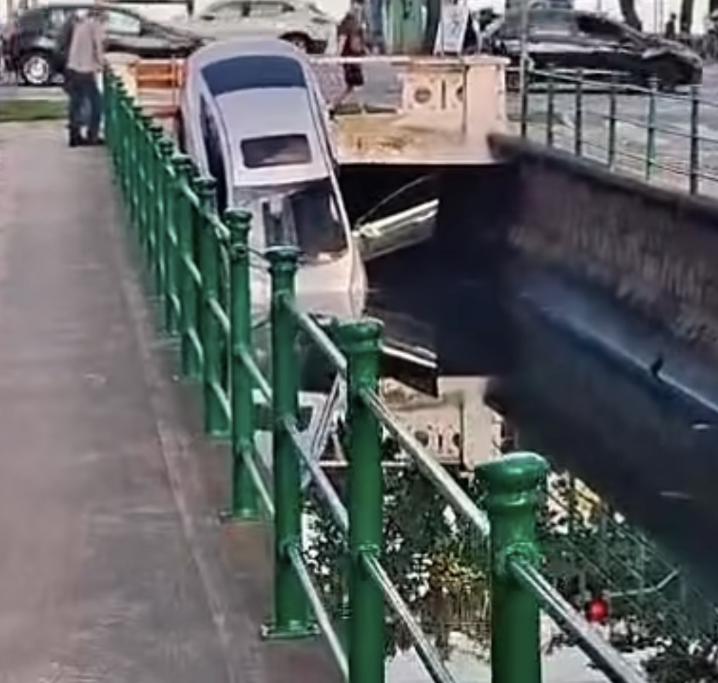 Carro cai no Canal 5 e provoca susto
