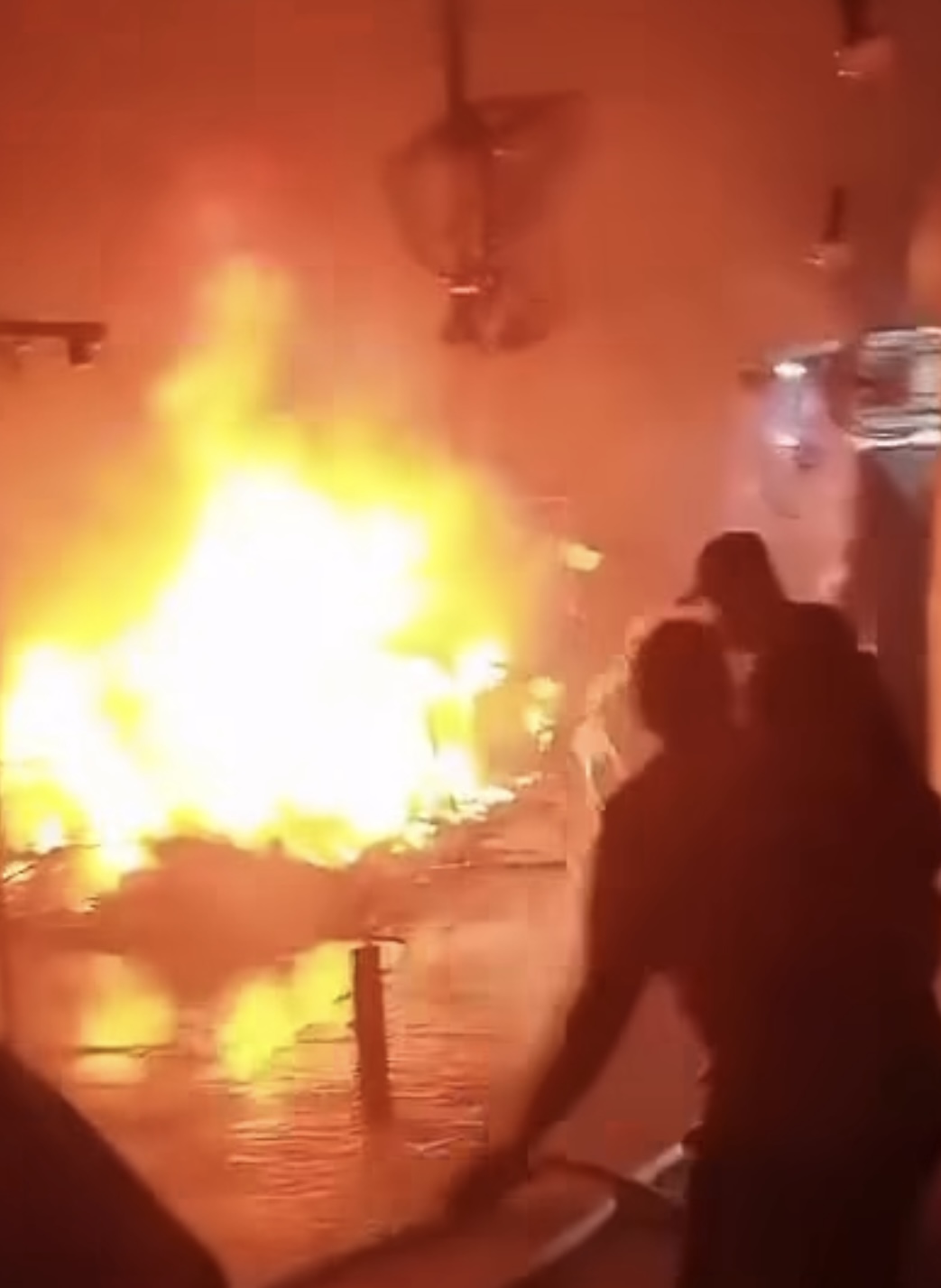 Incêndio atinge estandes em shopping de Guarujá | Jornal da Orla