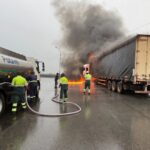 Carreta carregada com açúcar pega fogo em viaduto na Anchieta
