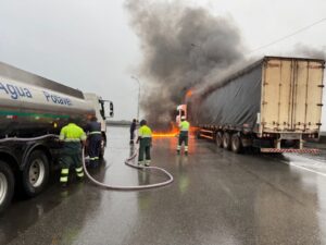 Carreta carregada com açúcar pega fogo em viaduto na Anchieta
