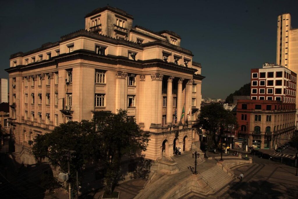 Santos antecipa 13º de servidores e injeta R$ 60 mi na economia da Cidade