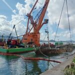 Operação busca reflutuar navio que adernou no Cais do Valongo