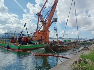 Operação busca reflutuar navio que adernou no Cais do Valongo