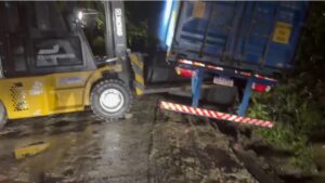 Polícia recupera carga roubada em Cubatão; VÍDEO