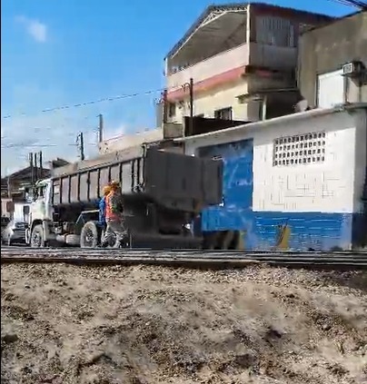 Após protestos de moradores, Rumo libera rua no 31 de Março | Jornal da Orla