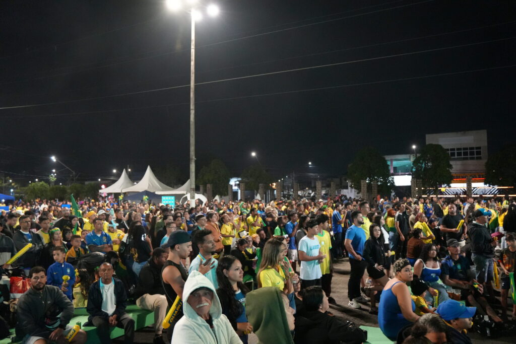 Cidades ‘juntam a galera’ em telões públicos