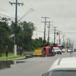 Caminhão tomba e provoca susto em Vicente de Carvalho