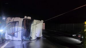 Carreta tomba e provoca lentidão na Cônego
