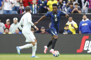 Brasil usará uniforme azul na Copa do Mundo, e goleiros terão polêmica camisa vermelha