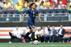 Marquinhos empata com Emerson Leão e Ronaldo em número de jogos pela Seleção
