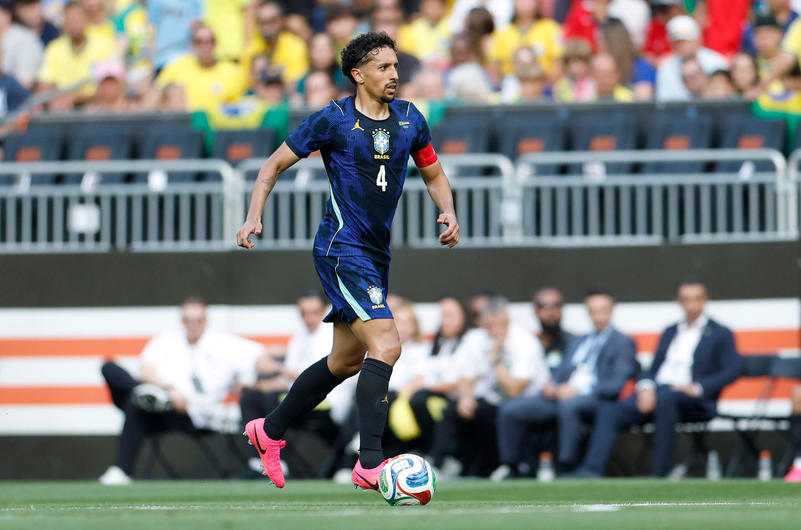 Marquinhos empata com Emerson Leão e Ronaldo em número de jogos pela Seleção