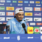 Raphinha elogia trajetória de Ancelotti e afirma buscar evolução na seleção