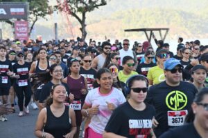 Corrida reúne 5 mil participantes na avenida da praia em Santos
