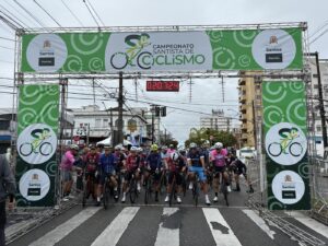 Campeonato Santista de Ciclismo reúne atletas, paraciclistas e crianças
