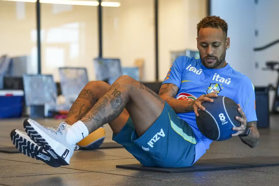 Neymar segue em recuperação, trabalha no gramado e retorno à Seleção permanece indefinido