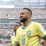 Pai de Neymar pede que camisa 10 não encerre a carreira: “Continue a jogar futebol”