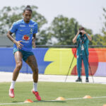 Raphinha tem evolução positiva e treina em campo com a seleção