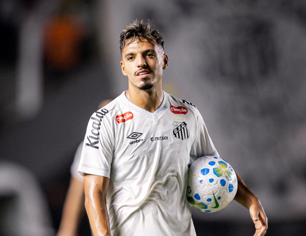 Gabriel Menino muda de posição definitivamente e mira convocação para 2030