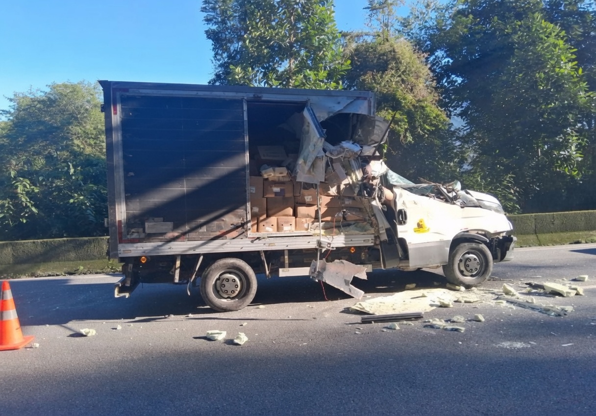 Utilitário colide com caminhão e passageiro morre na Cônego | Jornal da Orla