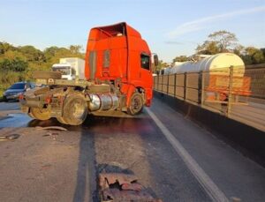 Acidente com quatro carretas bloqueia totalmente a Cônego