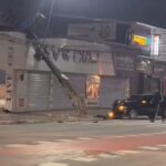 Carro derruba poste e deixa região sem luz em Praia Grande