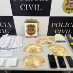 Polícia apreende dinheiro, carro e equipamentos em Guarujá; dois são presos
