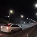 Motociclista é atingida por carro na Imigrantes e motorista foge do local; VÍDEO