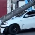 Carro de luxo bate em poste e deixa região central de Santos sem energia elétrica