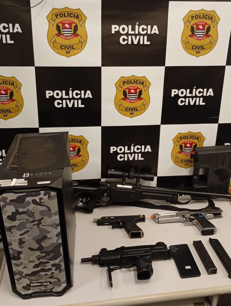 Homem é alvo de mandados por instalar celular em banheiro feminino de prédio comercial em Santos