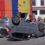 Carro capota em uma das principais avenidas de Santos